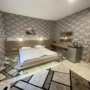 De Luxe Burgas, Center Burgaz